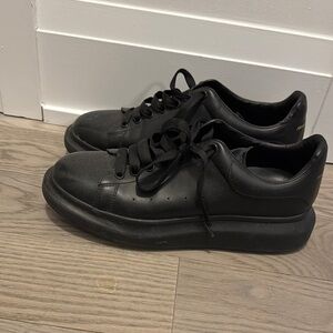 Black Minimalist Low-Top Sneakers with Thick Sole